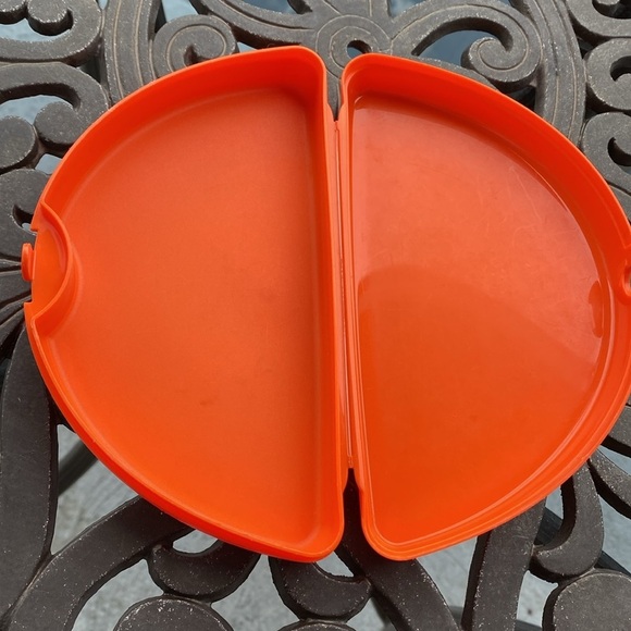 Tupperware - Empanada Box keeper - # 7243A-3 semicircle shape container - Picture 5 of 13